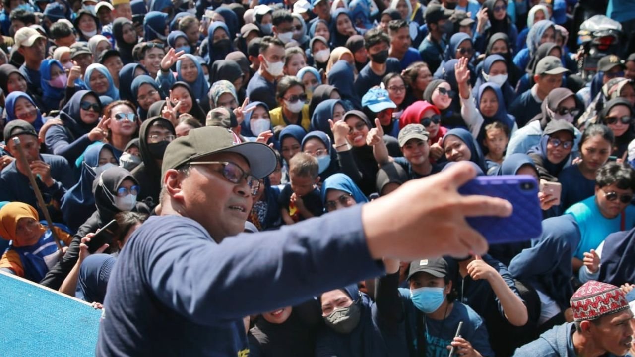 Hadiri Jalan Sehat Restorasi Partai NasDem, Danny Pomanto Sumbang Satu Unit Mobil