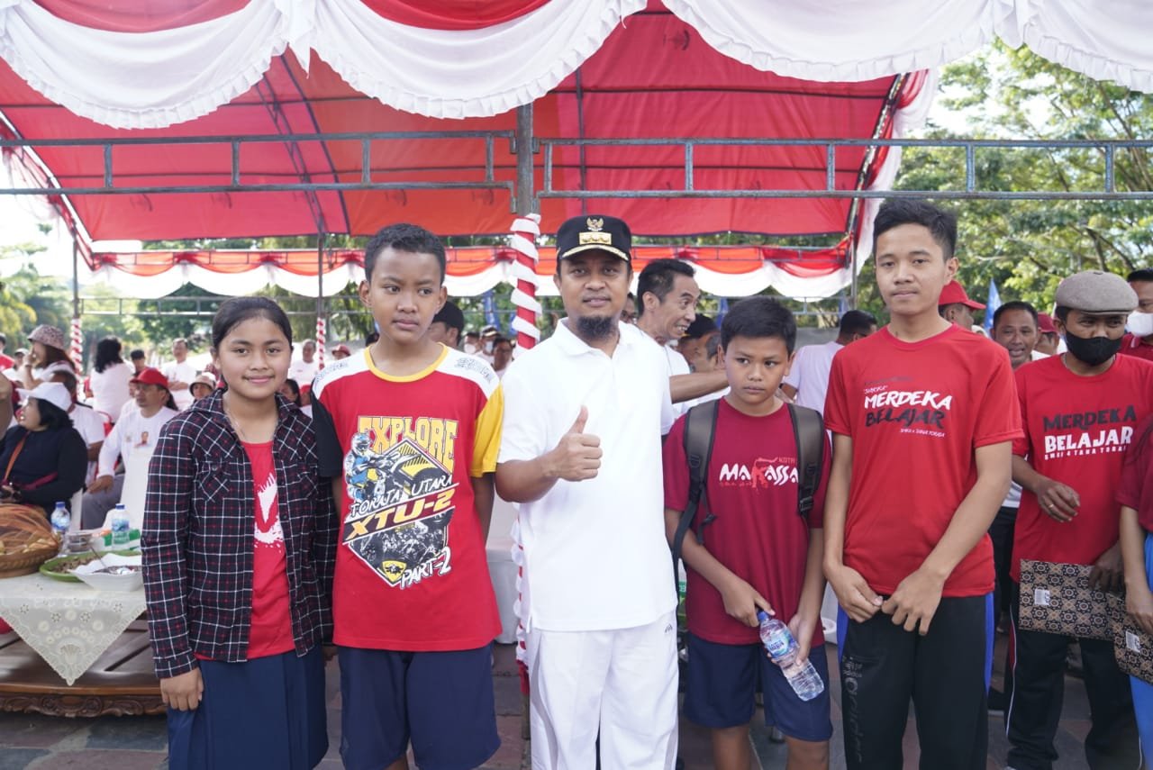 Beri Tabungan Ke Pelajar Yatim Piatu Toraja, Gubernur: Semangat sekolah