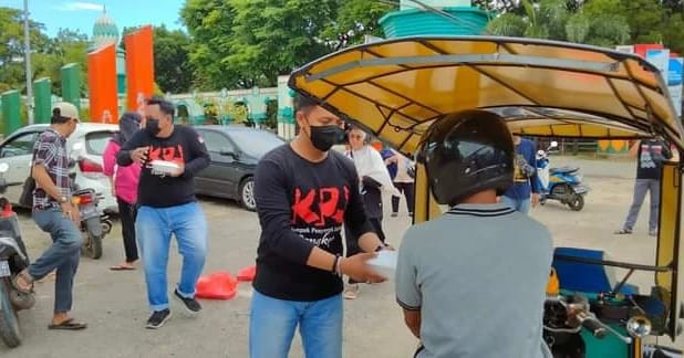 Jumat Berkah, KPJ Pangkep Berbagi Makanan Siap Santap