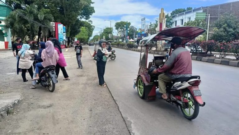 Jumat Berkah: KPJ Pangkep Berbagi Makanan Siap Santap 11 Jumat Berkah, KPJ Pangkep Berbagi Makanan Siap Santap