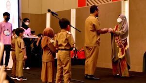 Naoemi Octarina Dikukuhkan Gubernur Sebagai Bunda Forum Anak Sulsel