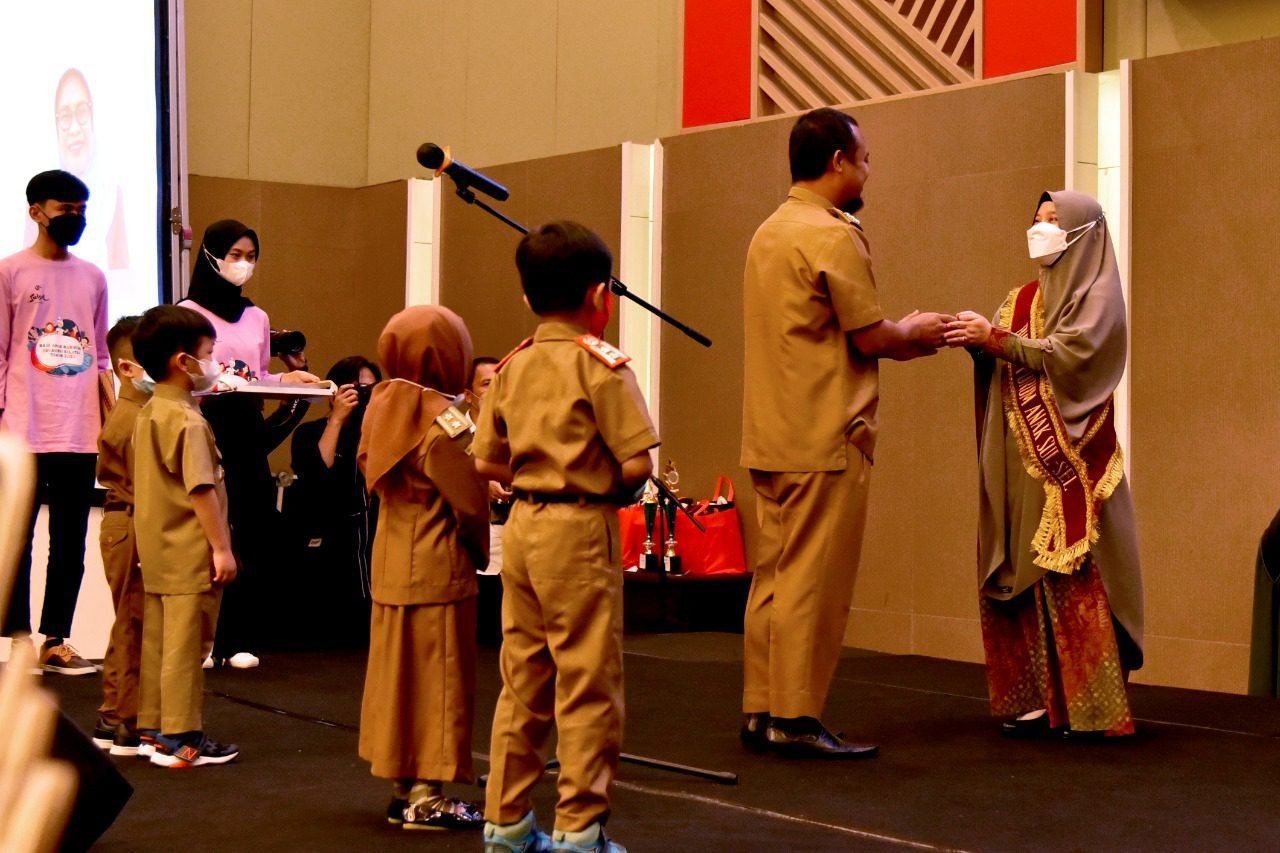 Naoemi Octarina Dikukuhkan Gubernur Sebagai Bunda Forum Anak Sulsel