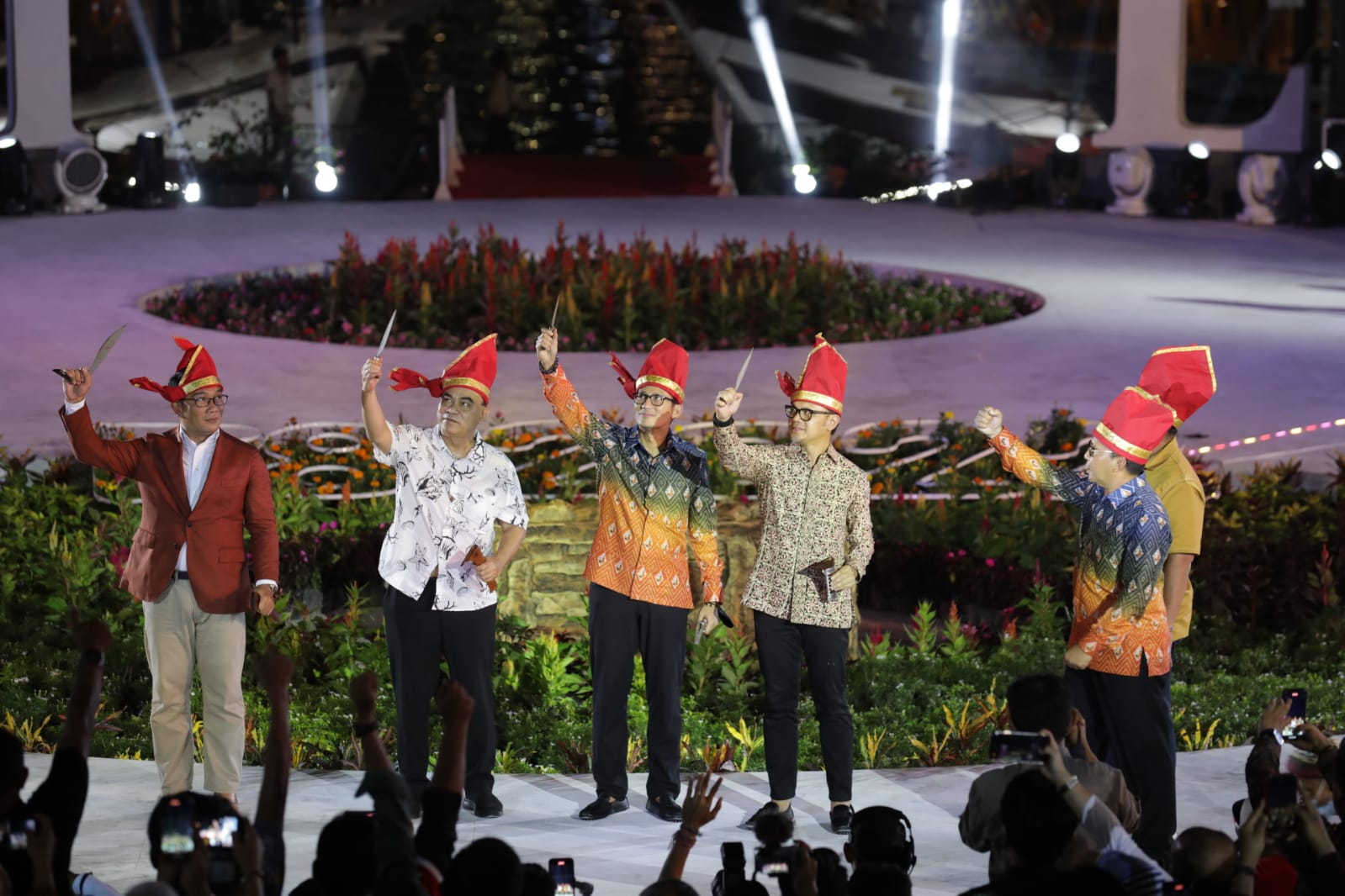 Empat Tokoh Nasional Terima Badik Pusaka Khas Makassar