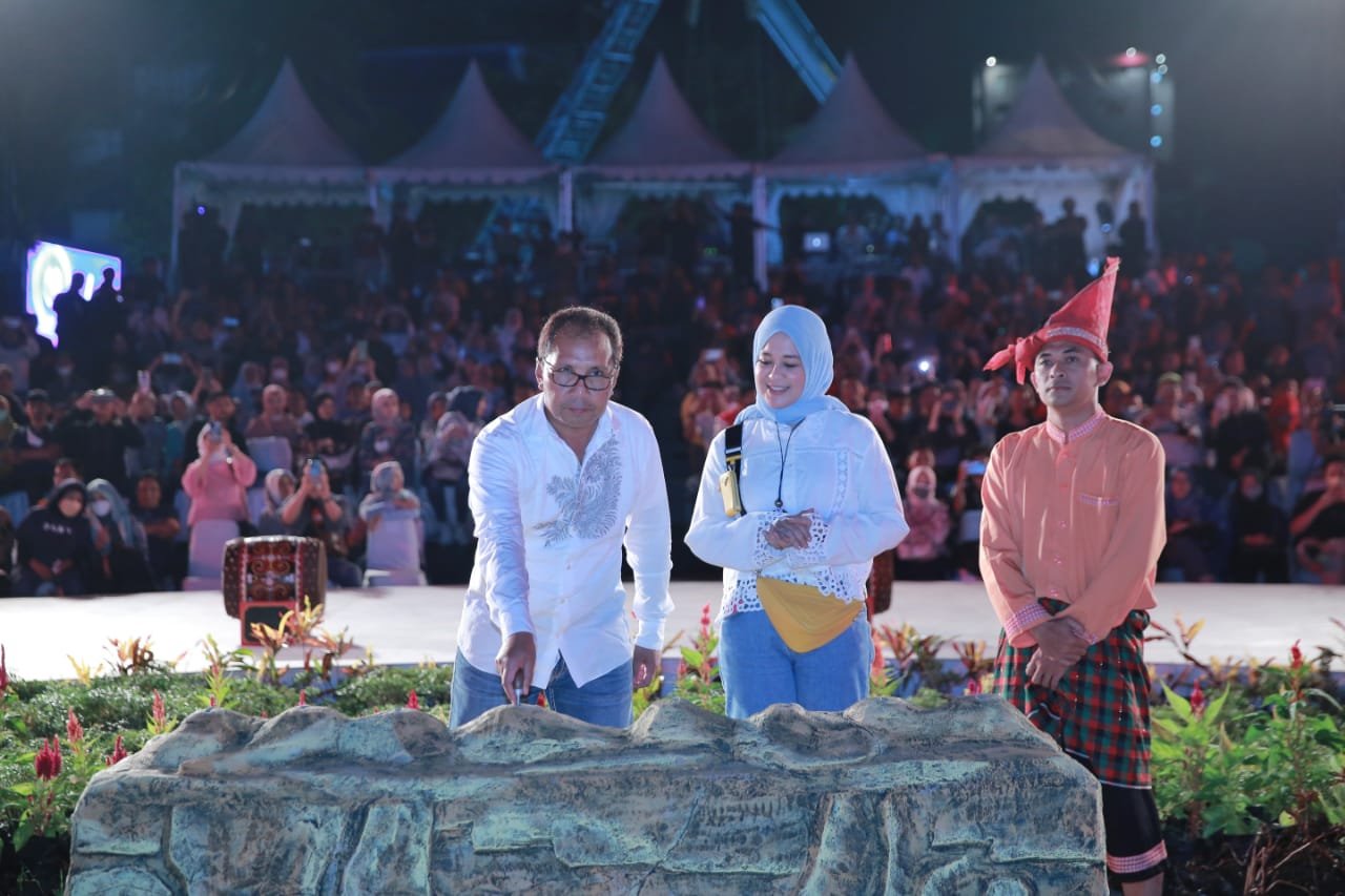 Prosesi Cabut Badik Tandai Makassar F8 2022 Resmi Ditutup