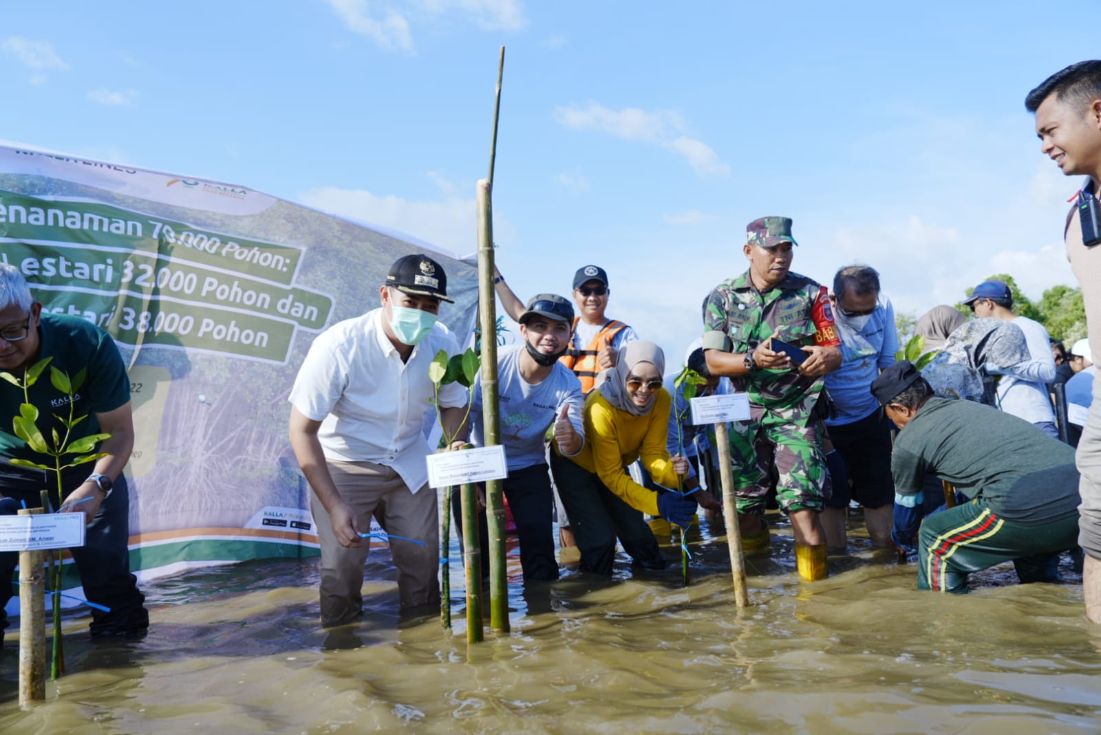 Bupati MYL & Yayasan Kalla Tanam 32.000 Bibit Mangrove di Tekolabbua