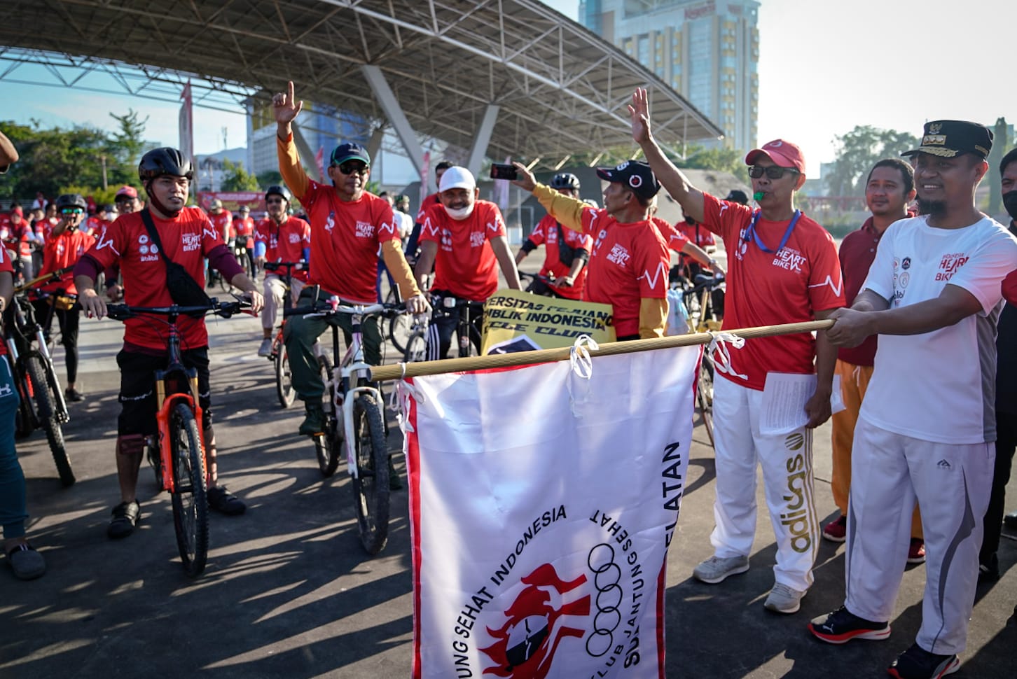 Bersepeda Sambil Berdonasi, Gubernur Sulsel Lepas Peserta Indonesia Heart Bike