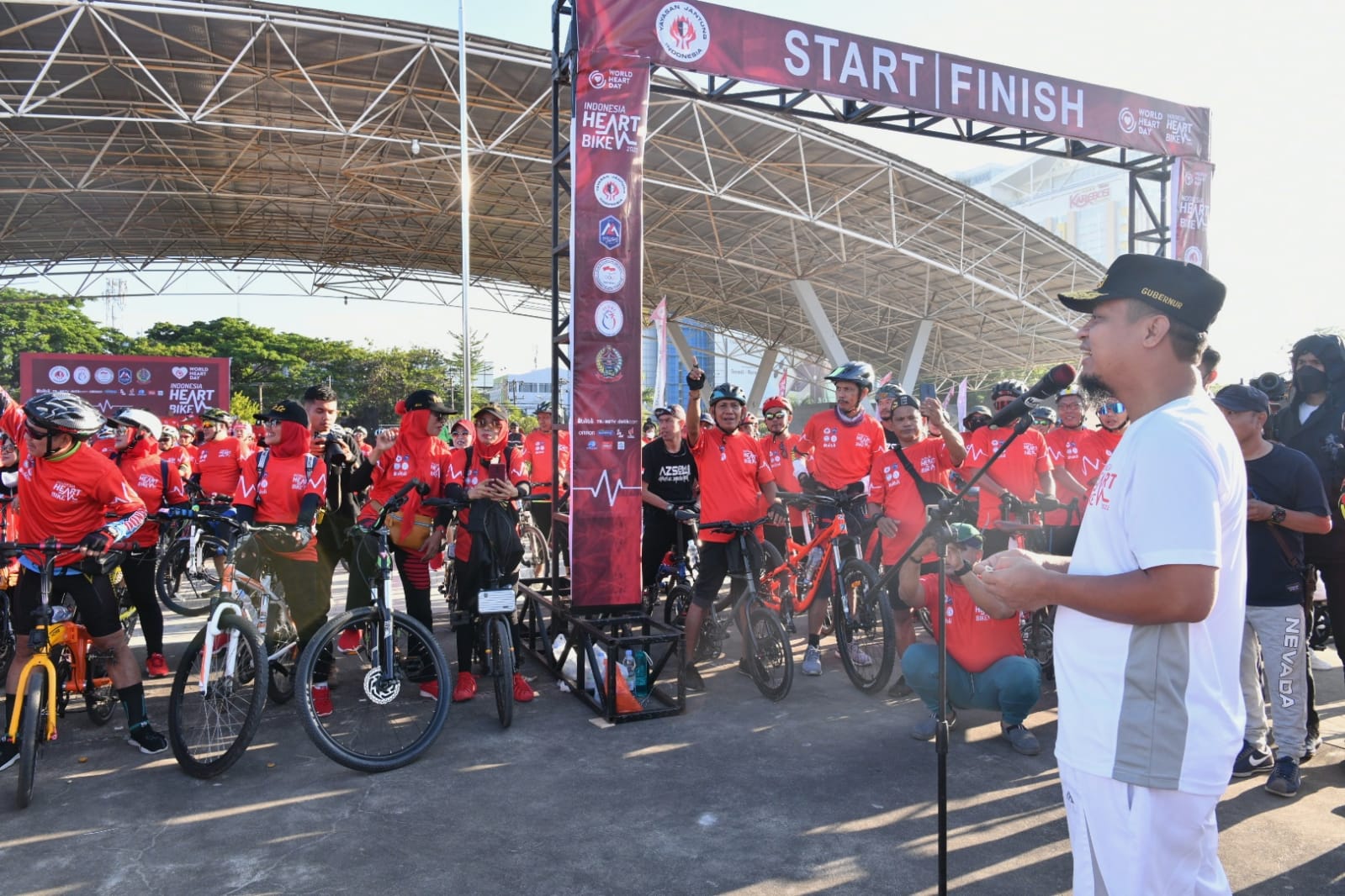 Bersepeda Sambil Berdonasi, Gubernur Sulsel Lepas Peserta Indonesia Heart Bike