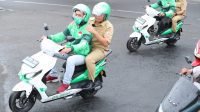 Gunakan Ojol Grab Menuju Lokasi, Wali Kota Makassar Terobos Hujan Pakai Motor