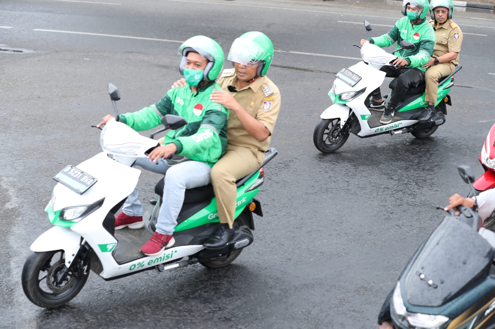Gunakan Ojol Grab Menuju Lokasi, Wali Kota Makassar Terobos Hujan Pakai Motor