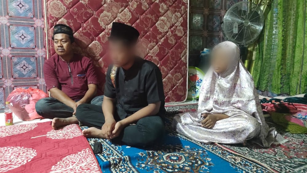 Gubernur Serahkan Tabungan Beasiswa 2 Anak yang Ibunya Ditemukan Gantung Diri di Pinrang 3 Gubernur Serahkan Tabungan Beasiswa 2 Anak yang Ibunya Ditemukan Gantung Diri di Pinrang