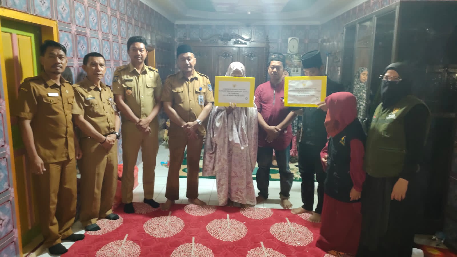 Gubernur Serahkan Tabungan Beasiswa 2 Anak yang Ibunya Ditemukan Gantung Diri di Pinrang 2 Gubernur Serahkan Tabungan Beasiswa 2 Anak yang Ibunya Ditemukan Gantung Diri di Pinrang