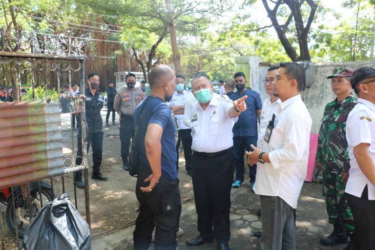 Dinas Pertanahan Tertibkan Aset Pemkot Makassar di Jalan Yusuf Dg Ngawing 3 Dinas Pertanahan Tertibkan Aset Pemkot Makassar di Jalan Yusuf Dg Ngawing