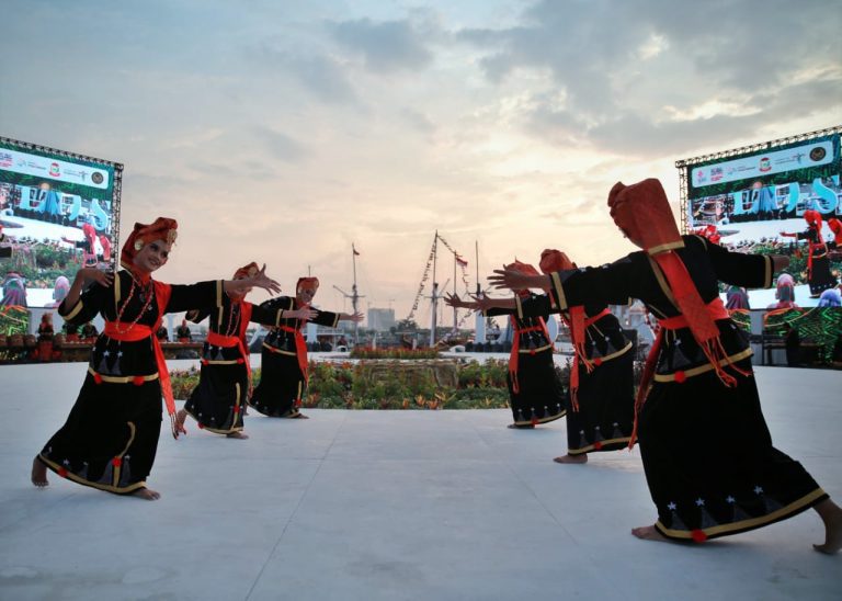 Kesenian Minangkabau Ramaikan Panggung Makassar F8 6 Kesenian Minangkabau Ramaikan Panggung Makassar F8