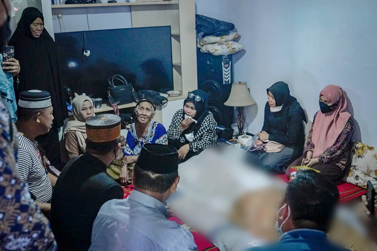 Usai Hadiri Acara Nikahan, Gubernur Andi Sudirman Melayat Ibu Stafnya yang Meninggal