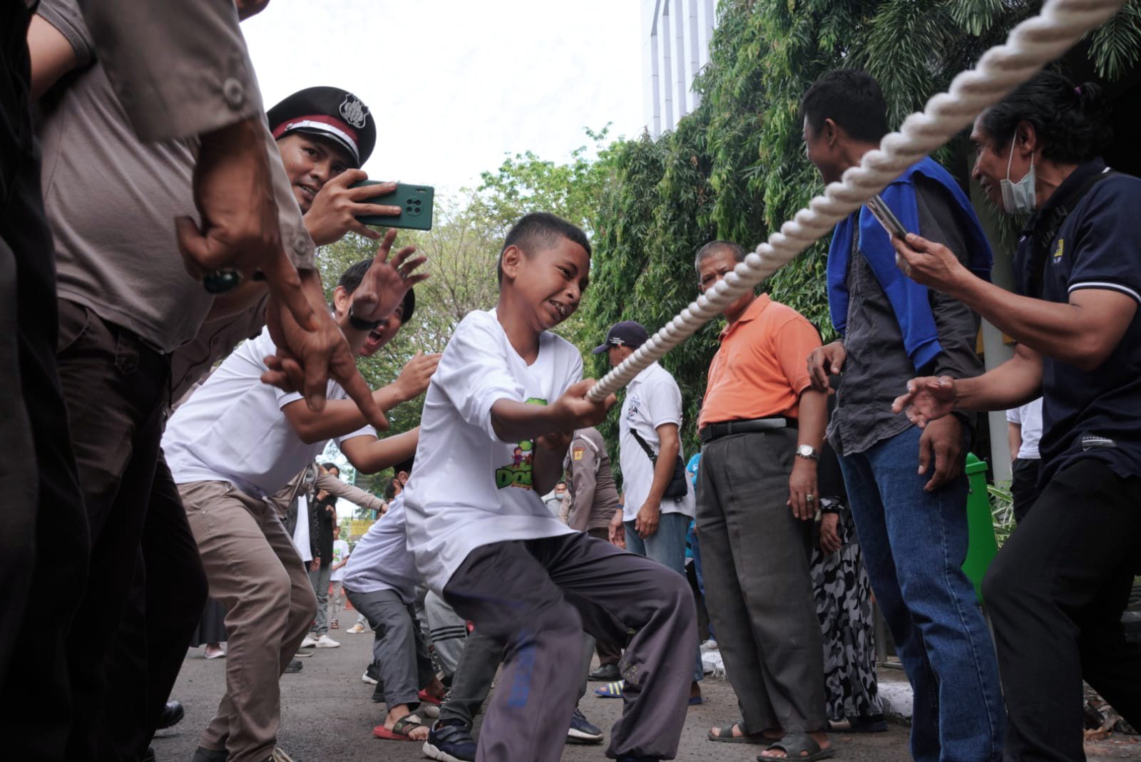 Dalam momentum milad ke-16 tahun, Yayasan Baitul Maal (YBM) PT PLN (Persero) Unit Induk Wilayah Sulawesi Selatan, Sulawesi Tenggara dan Sulawesi Barat (UIW Sulselrabar) mengadakan tasyakuran serta kegiatan berbagi bersama para penerima manfaat di Halaman Kantor PLN UIW Sulselrabar Jalan Letjen. Hertasning Blok B, Kota Makassar (18/9/2022). 