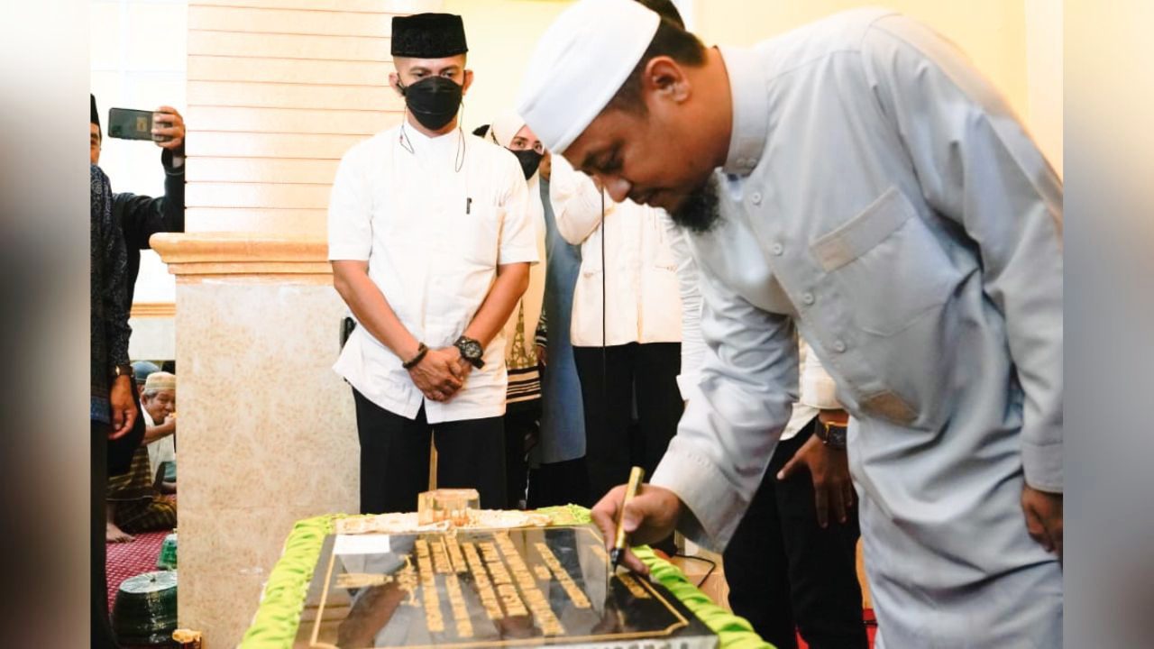 Gubernur Salat Ashar dan Resmikan Masjid Darul Falah di Kelurahan Rappojawa Makassar
