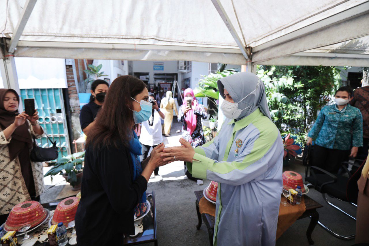 Indira Yusuf Ismail Dampingi Country Representative Unicef Kunjungi Posyandu Kenanga