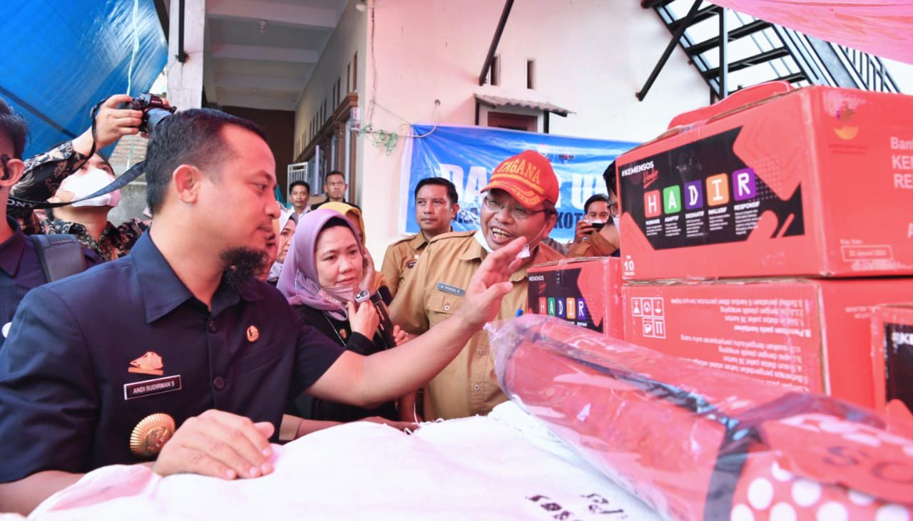 Andi Sudirman serahkan Bantuan Korban Kebakaran di Rappokalling Timur 2 Andi Sudirman serahkan Bantuan Korban Kebakaran di Rappokalling Timur