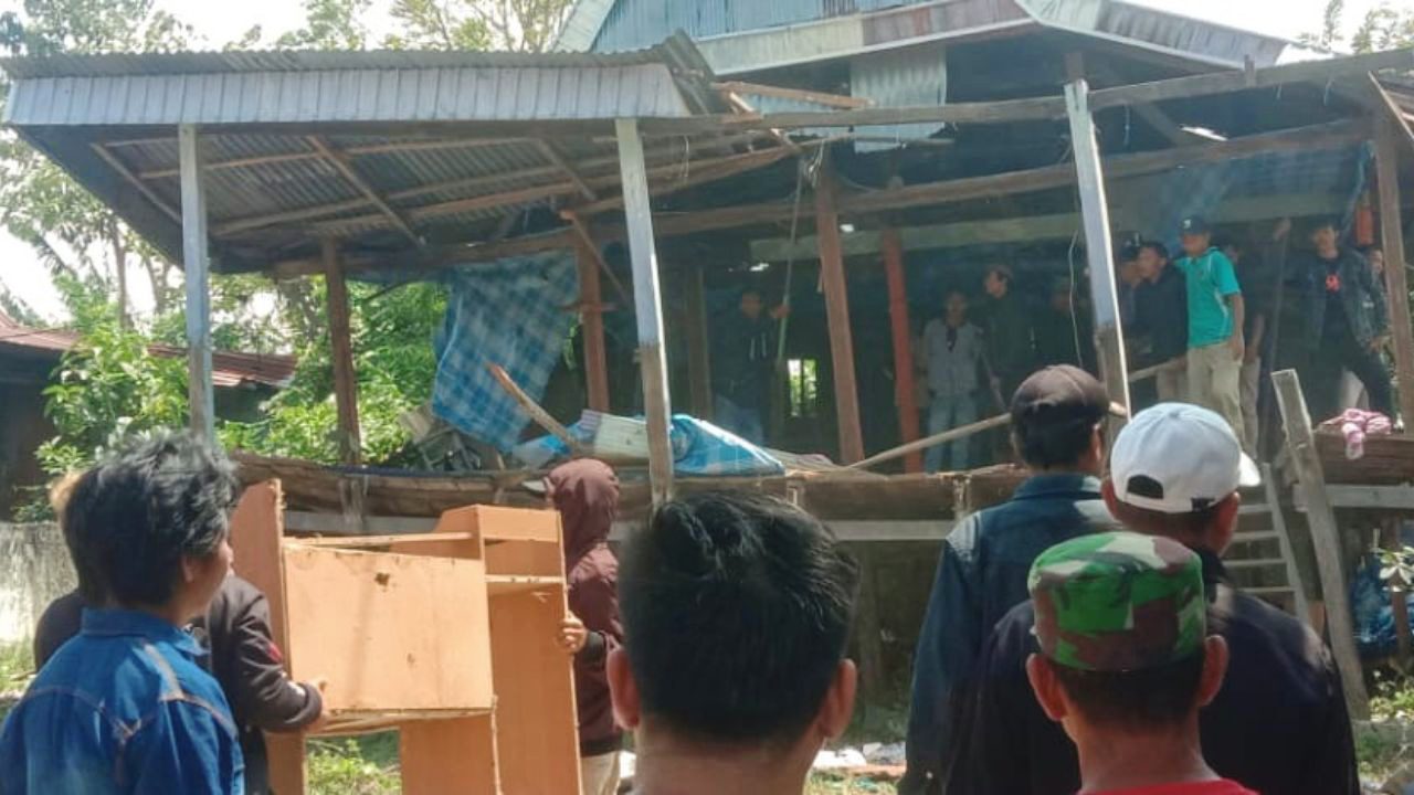 Breaking News: Delapan Rumah Dieksekusi PN Jeneponto di Bungunglompoa, Pemilik Rumah Melawan 2 Delapan Rumah Dieksekusi PN Jeneponto di Bungunglompoa, Pemilik Rumah Melawan