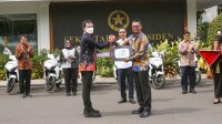 Dukung Transisi Energi Bersih, PLN Serahkan Sertifikat Energi Terbarukan untuk 5 Istana Kepresidenan