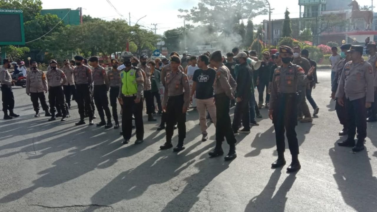 Tolak Kenaikan Harga BBM, Aktivis Kodam Turatea Sandera Mobil Kontainer di Jeneponto