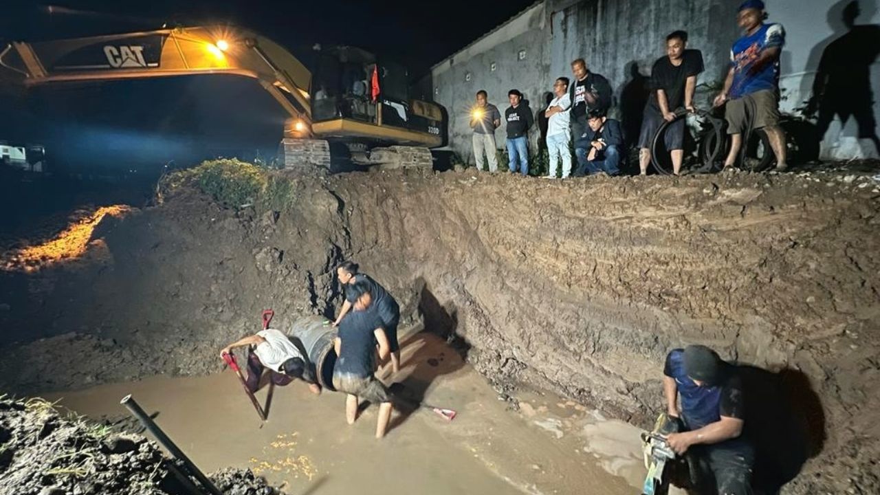 Beni Iskandar Pantau Langsung Pengerjaan Kebocoran Pipa Induk di Gowa 2 Beni Iskandar Pantau Langsung Pengerjaan Kebocoran Pipa Induk di Gowa