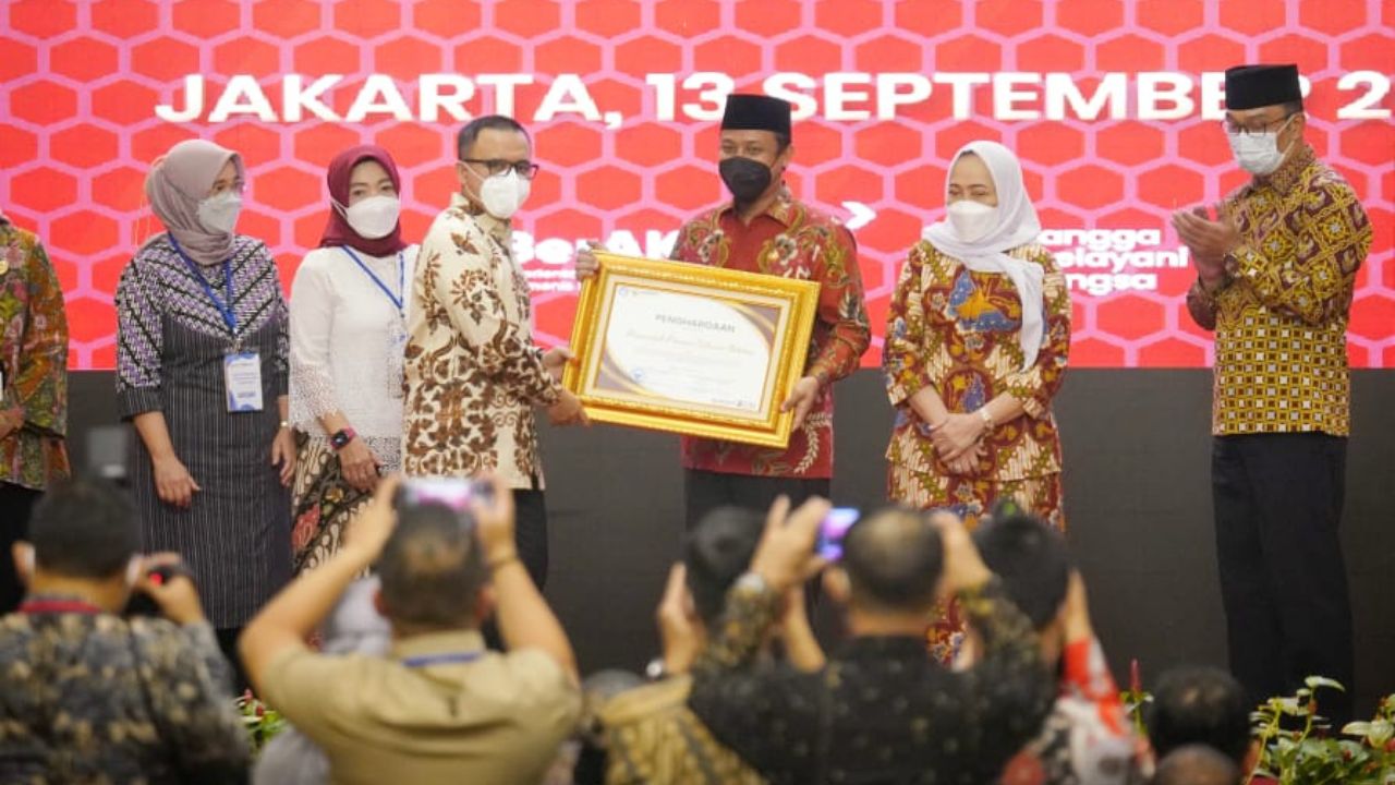 Usulkan 10.385 Formasi PPPK Guru Tahun 2023, Gubernur Andi Sudirman Terima Penghargaan MenPAN-RB