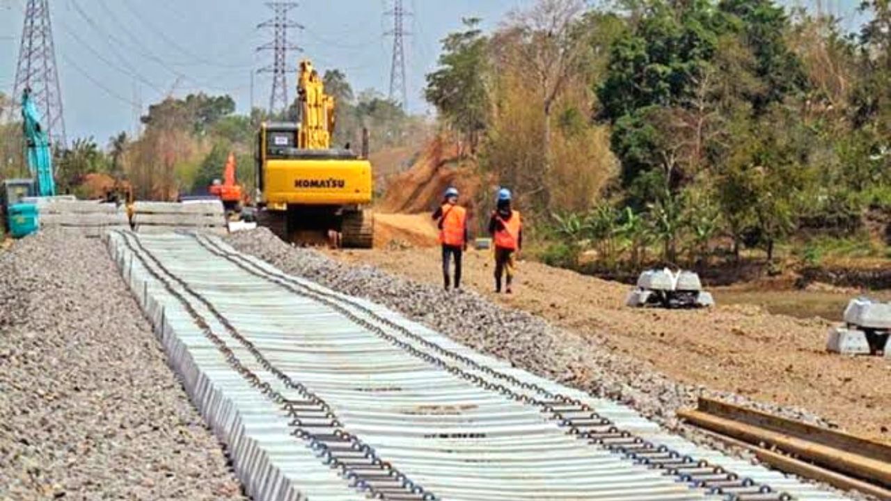 jalur kereta api (KA) segmen E Maros-Makassar