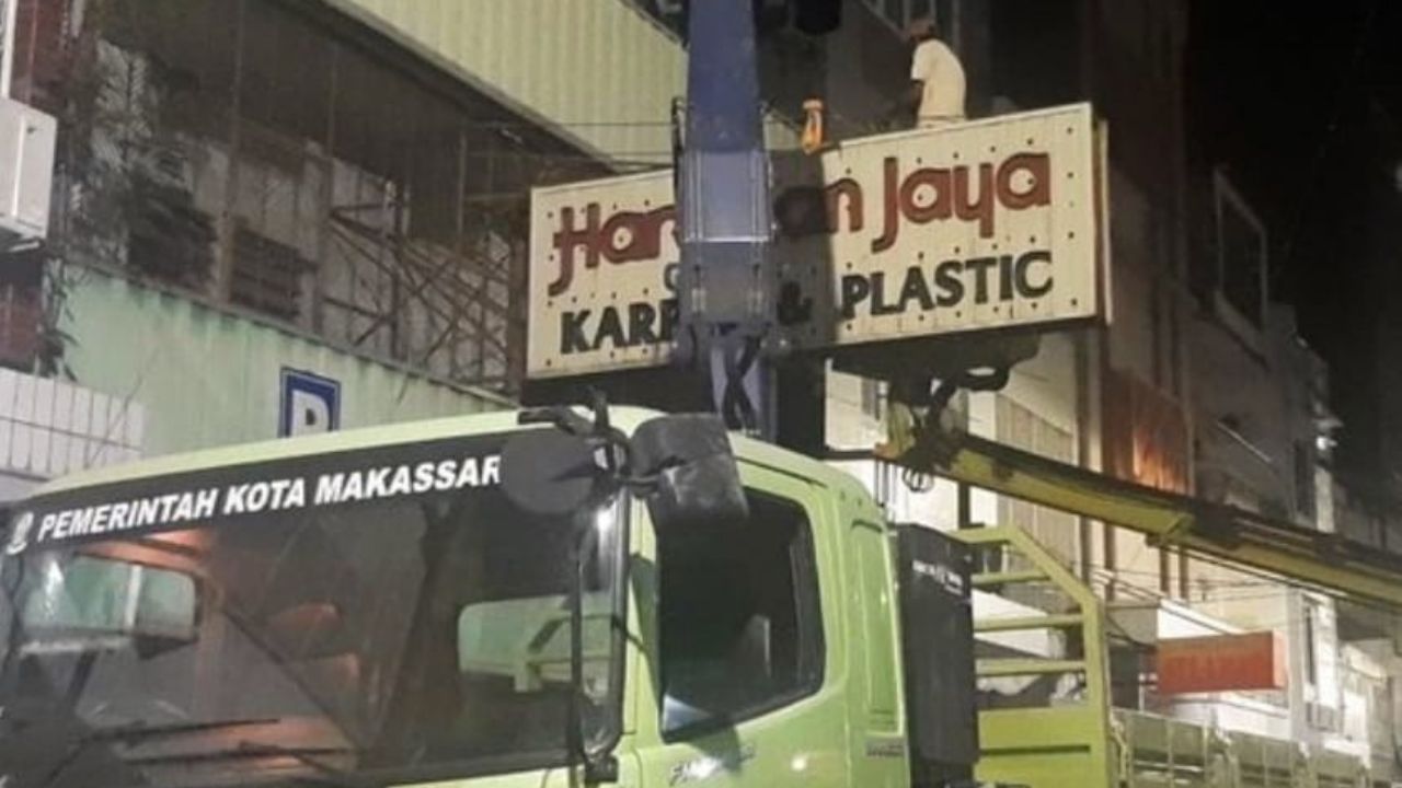 Bapenda Makassar Tertibkan 19 Unit Reklame Melanggar Aturan
