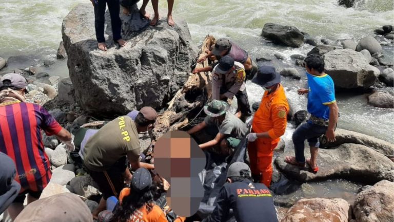 Evakuasi Penemuan Potongan Kaki dan Tubuh Manusia Korban Bencana Longsor di Kompasa Rumbia 6 Evakuasi Penemuan Potongan Kaki dan Tubuh Manusia Korban Bencana Longsor di Kompasa Rumbia