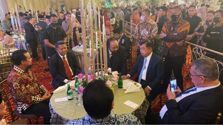 Hadiri Pernikahan Anak Salim Segaf, Andi Sudirman Berbincang Bersama Presiden ke-6 dan Wapres 6 Hadiri Pernikahan Anak Salim Segaf, Andi Sudirman Berbincang Bersama Presiden ke-6 dan Wapres