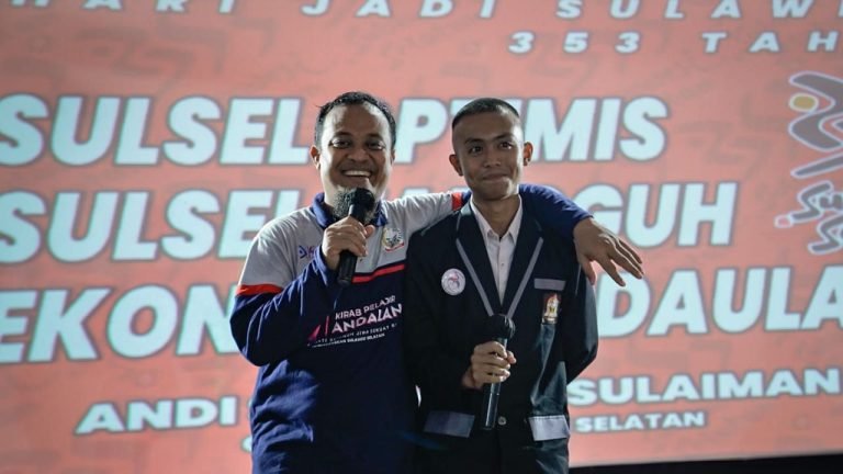 Momen 353 Tahun Sulsel, Gubernur Andi Sudirman Serahkan Berbagai Bantuan 4 Momen 353 Tahun Sulsel, Gubernur Andi Sudirman Serahkan Berbagai Bantuan