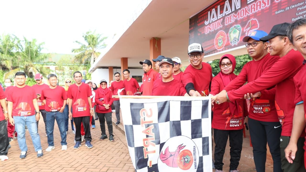 Danny Pomanto Lepas Peserta Jalan Sehat IKA Unhas Gowa