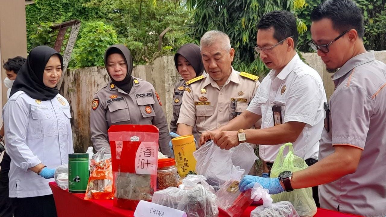 Karantina Pertanian Makassar Musnahkan Puluhan Kilo Media Pembawa Penyakit Hewan