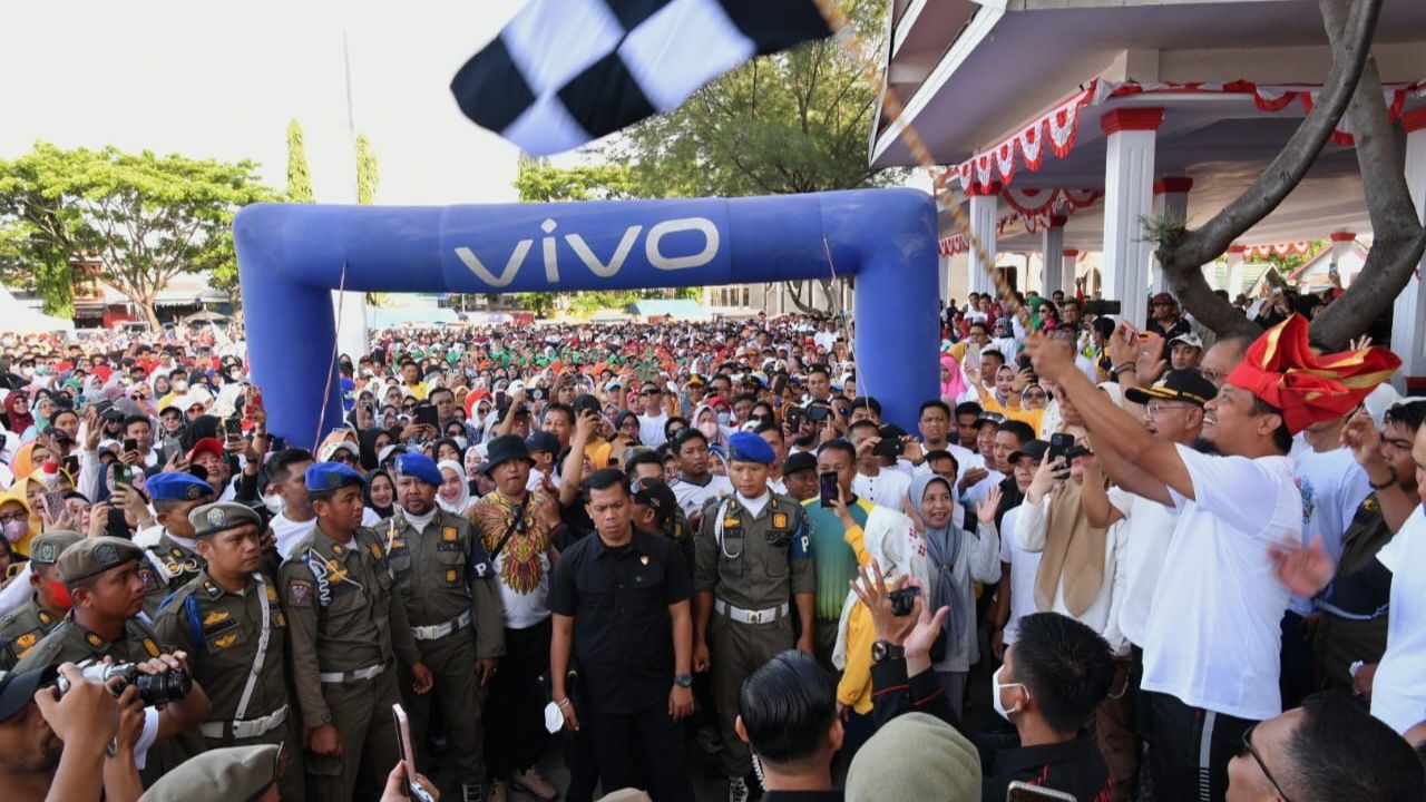 Gubernur Andi Sudirman Jalan Santai Anti Mager bersama Ribuan Warga Jeneponto