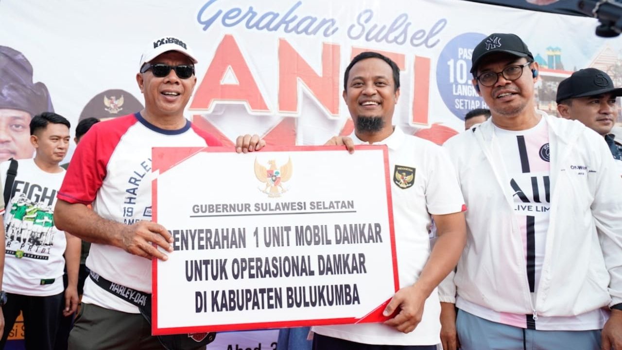 Gubernur Serahkan 1 Unit Mobil Damkar di Anti Mager Bulukumba