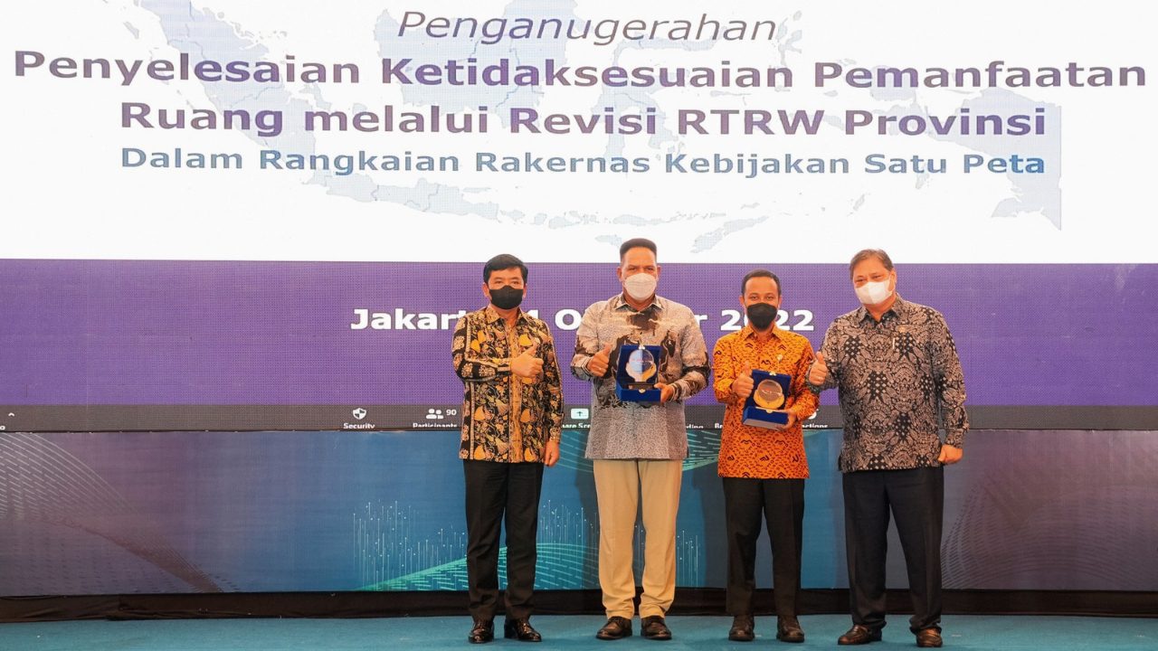 Andi Sudirman Raih Penghargaan Nasional dari Menko Perekonomian RI