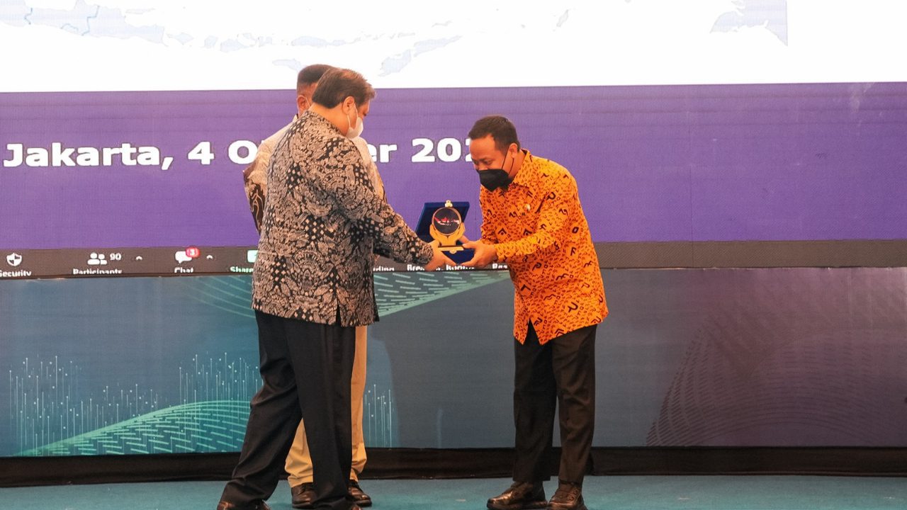 Andi Sudirman Raih Penghargaan Nasional dari Menko Perekonomian RI 2 Andi Sudirman Raih Penghargaan Nasional dari Menko Perekonomian RI