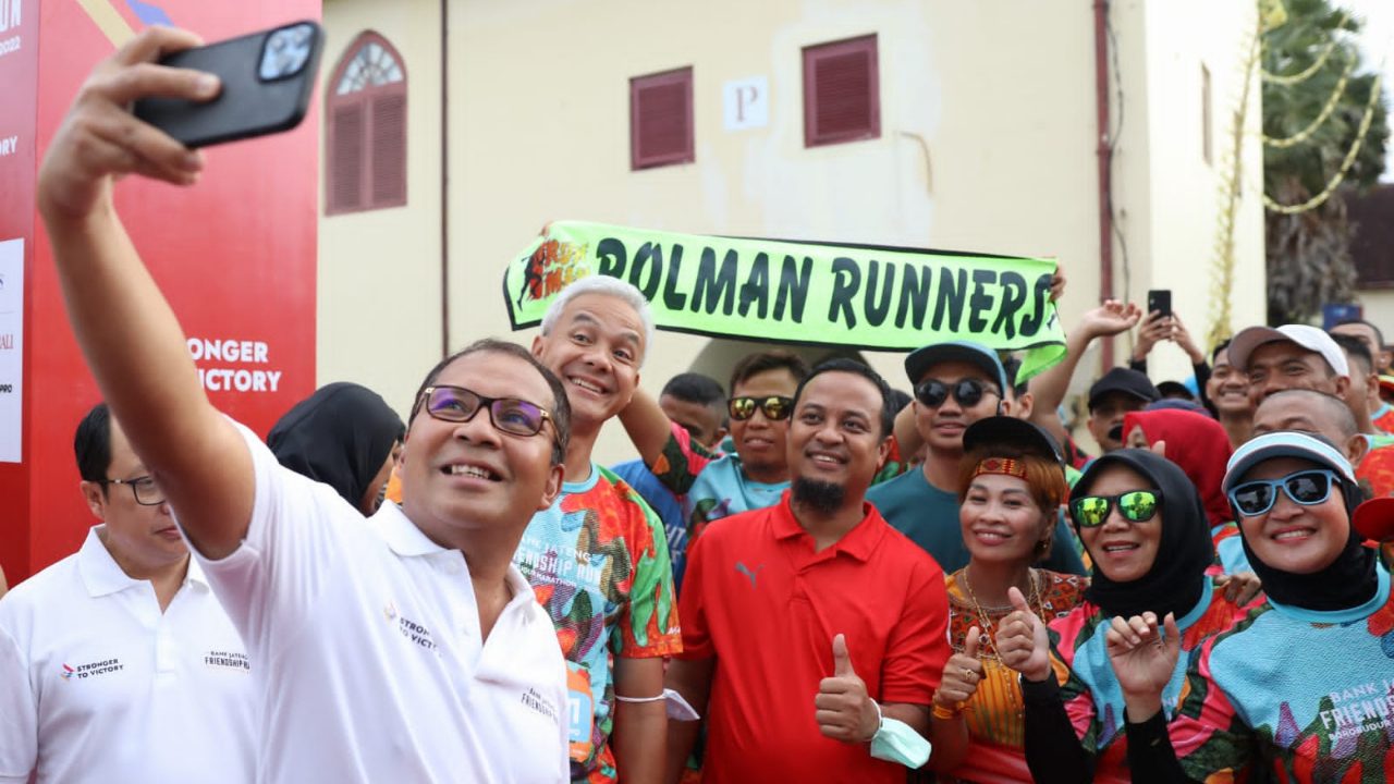 Bareng Ganjar Pranowo, Danny Semangati Ratusan Pelari Friendshp Run 2 Bareng Ganjar Pranowo, Danny Semangati Ratusan Pelari Friendshp Run