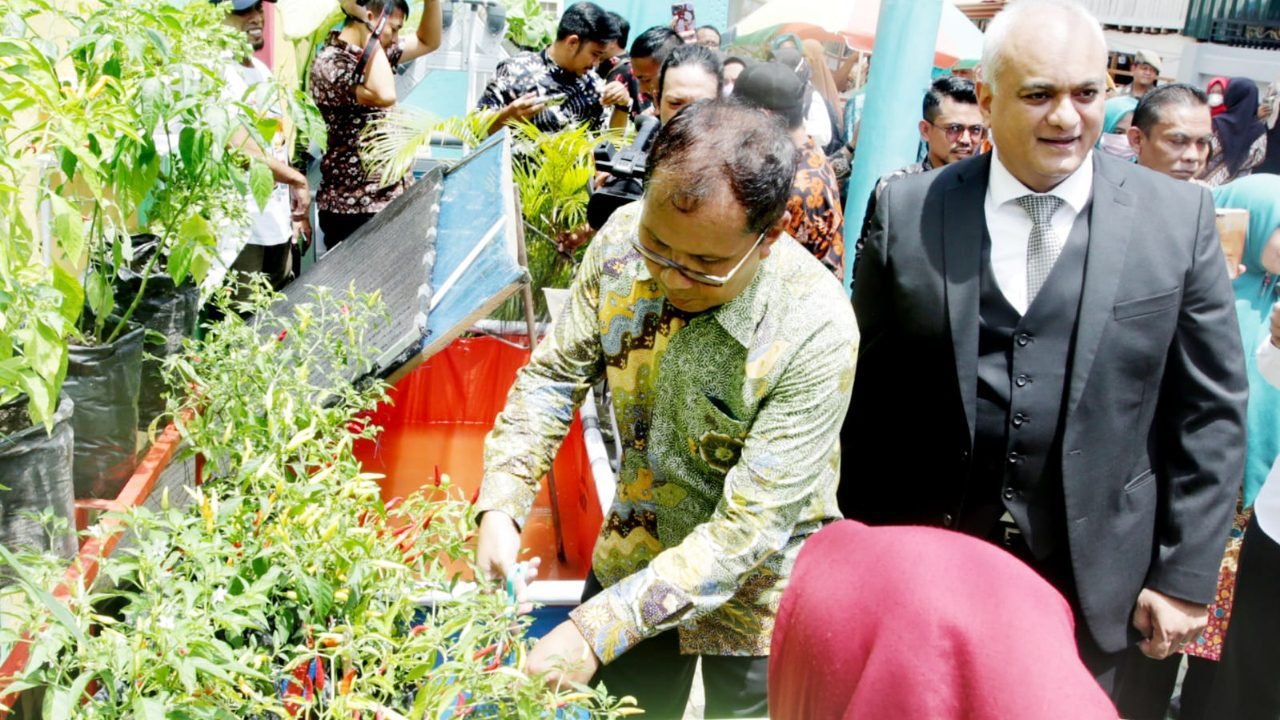 Danny Ajak Tamu Internasional Belgia dan Amerika Serikat Keliling Lorong Wisata Taego