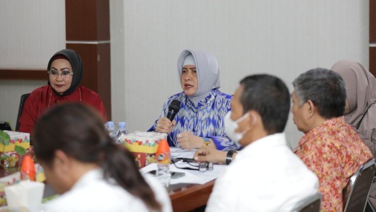 Ketua TP PKK Indira Pimpin Rapat Bahas Penataan Taman Hingga Penebangan Pohon Ilegal 9 Ketua TP PKK Indira Pimpin Rapat Bahas Penataan Taman Hingga Penebangan Pohon Ilegal