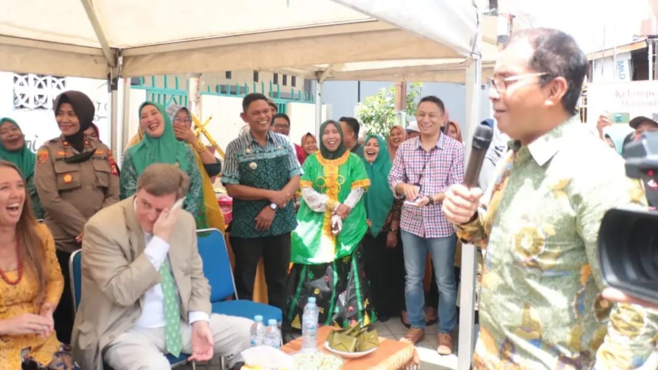 Wali Kota Perkenalkan Longwis Kecamatan Ujung Tanah Kepada Tamu Luar Negeri