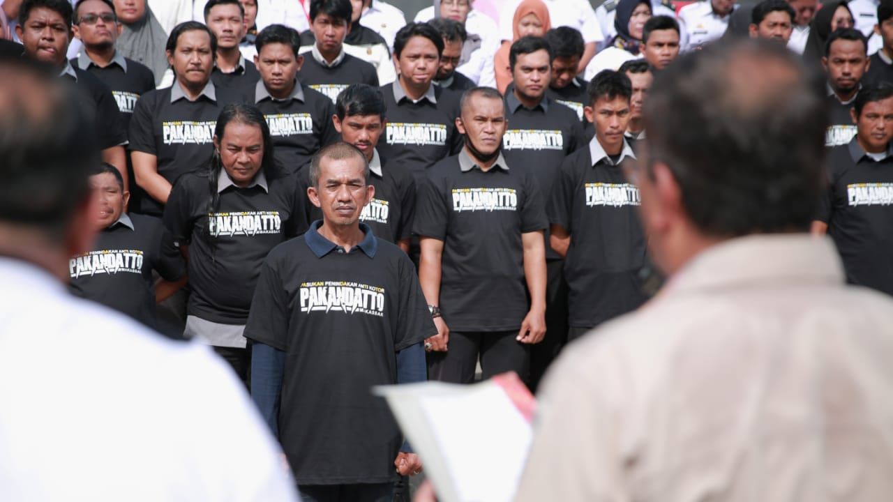 153 Personel Pakandatto Dikukuhkan Danny Pomanto untuk Awasi Warga Buang Sampah Sembarang Tempat