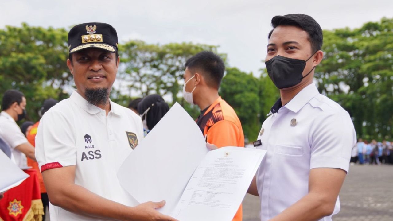 Serahkan 136 SK PNS dan CPNS Lulusan IPDN, Andi Sudirman: Jaga Integritas