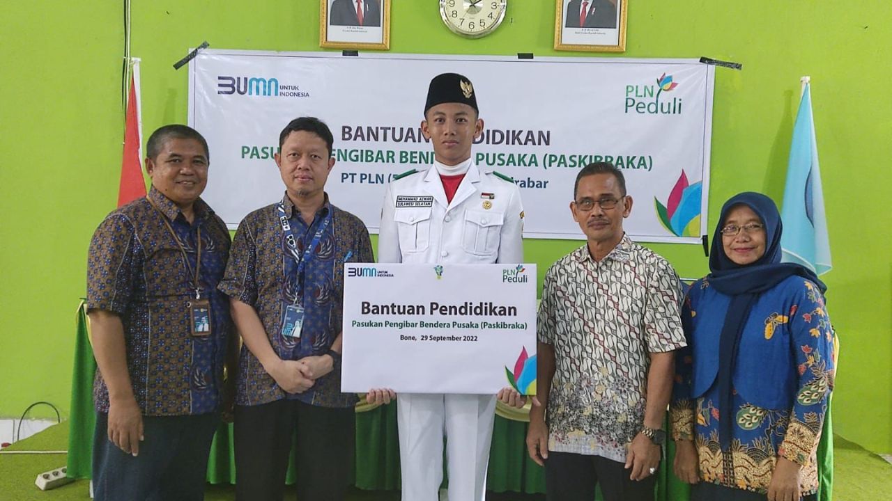 PLN Serahkan Bantuan Pendidikan untuk 6 Siswa Paskibraka Nasional di Sulselrabar