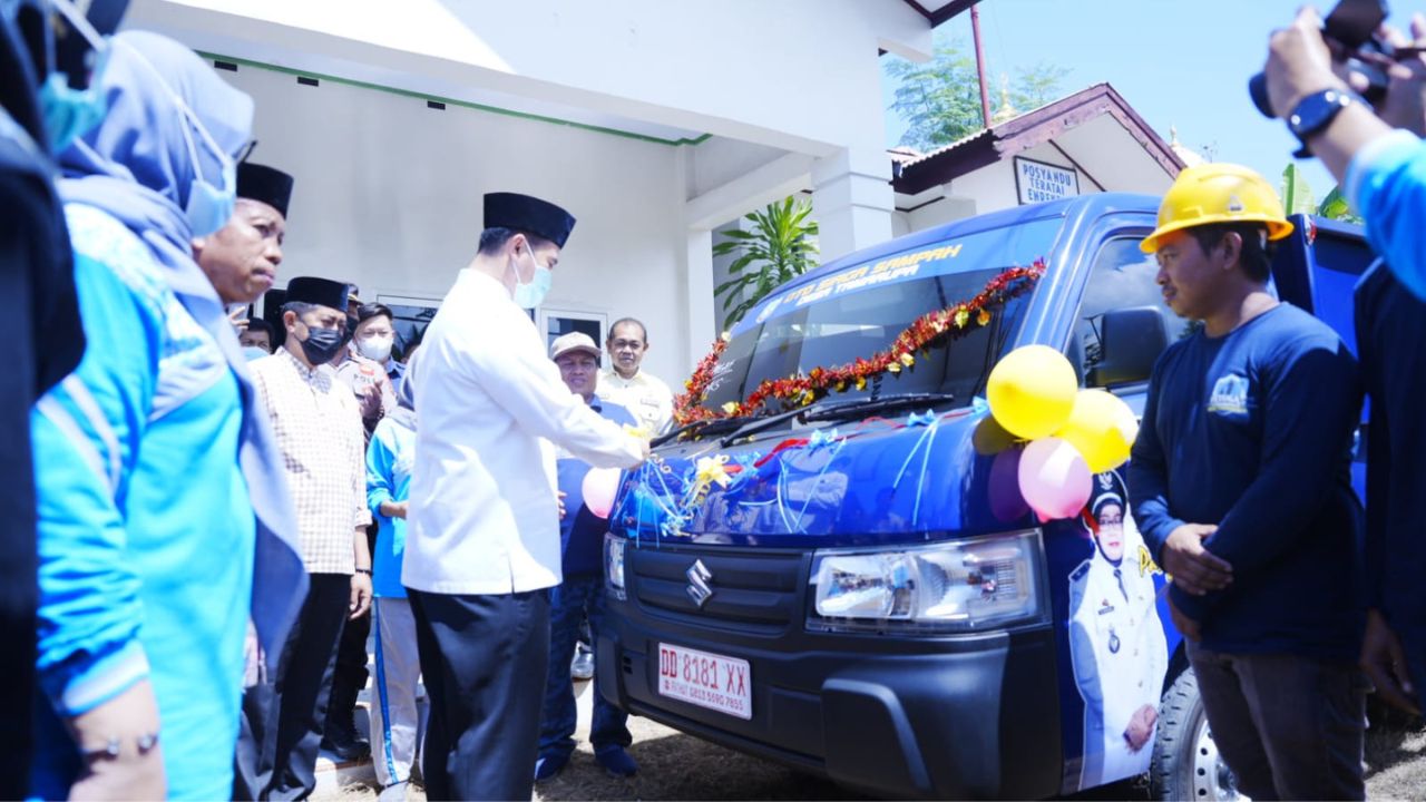 Bupati MYL Resmikan Mobil Sampah dan Bagikan Bantuan di Desa Tamarupa