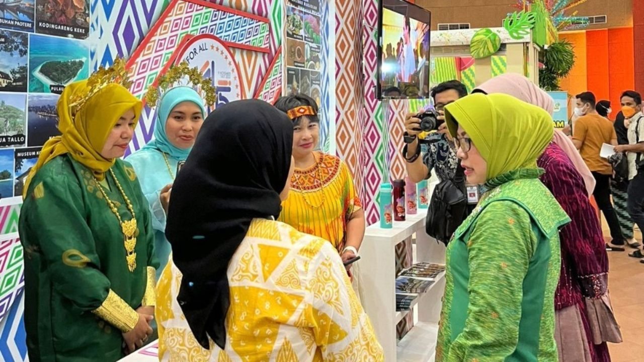 Berpakaian Adat Sulsel, Dispar Makassar Berpartisipasi Salam Pontianak Expo 2022