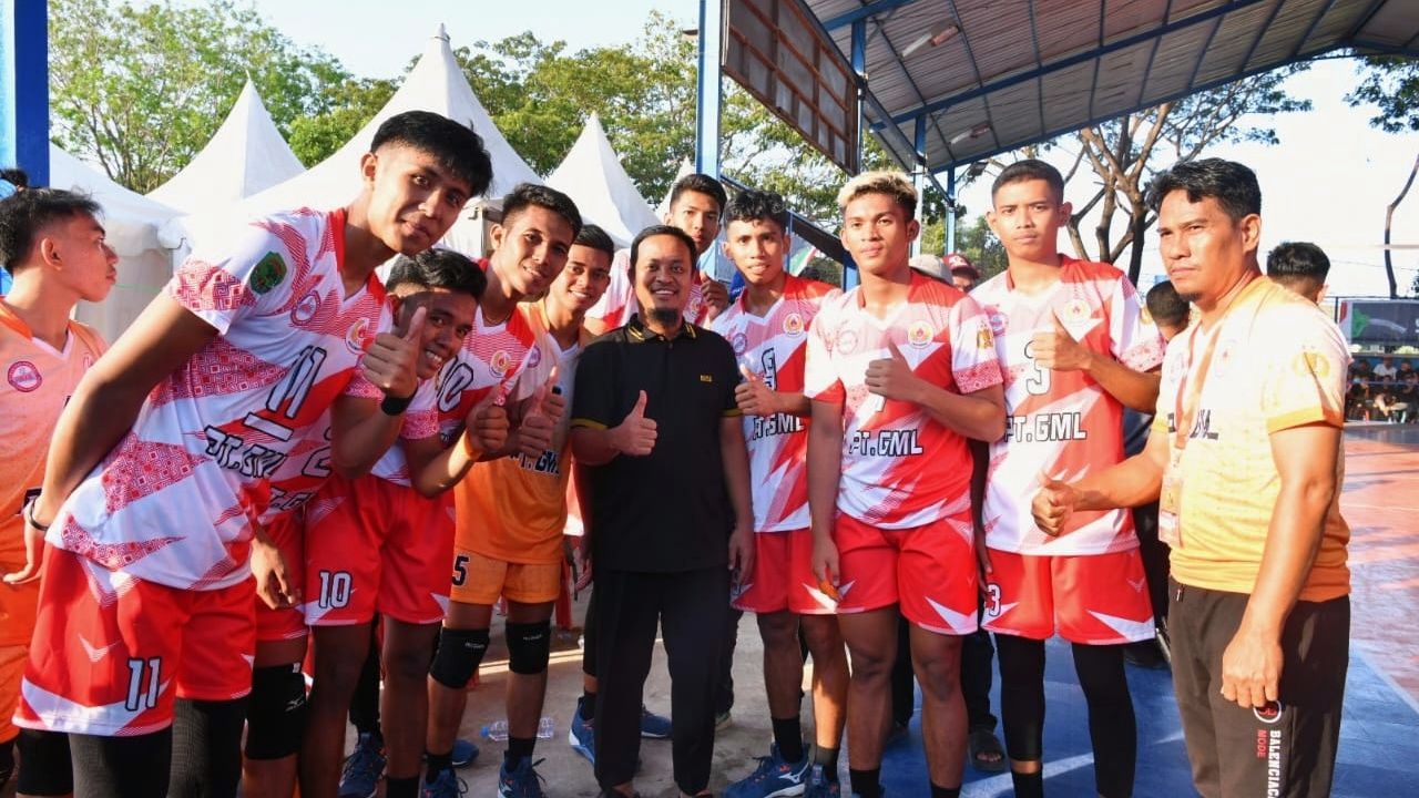 Saksikan Pertandingan Voli Porprov di Bulukumba, Gubernur Andi Sudirman Semangati Atlet