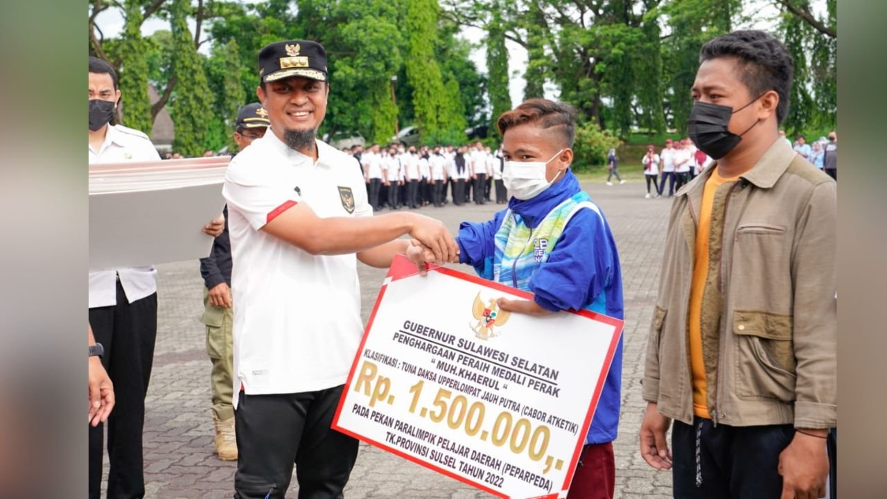Serahkan Bonus Atlet Popda-Pepaperda 2022, Gubernur: Pertama Dalam Sejarah ke Pelajar