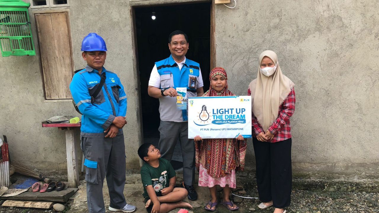 Harlitnas ke-77, Pegawai PLN Donasikan Gajinya untuk Biaya Penyambungan Listrik 3.607 Keluarga Prasejahtera